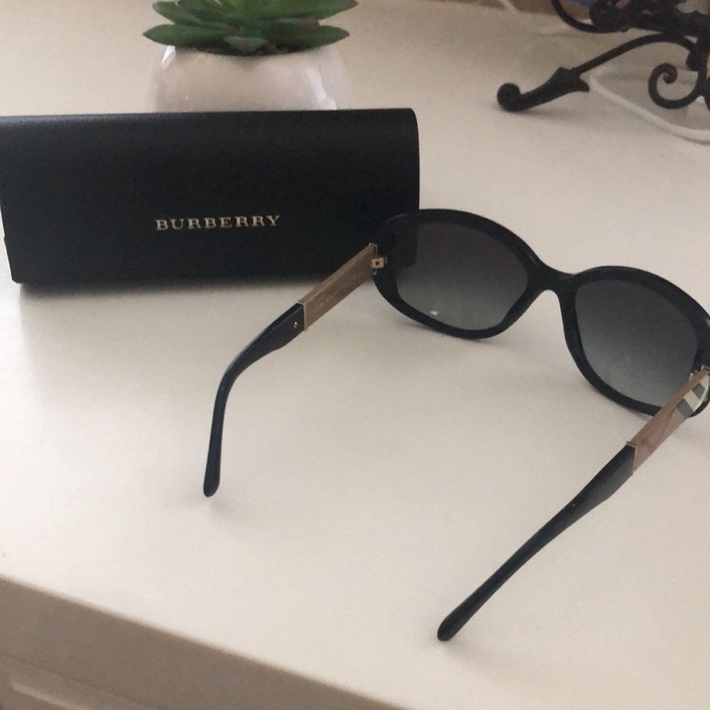 New Women Burberry sunglasses - Picture 3 of 4